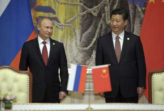 <p>Presidente da Rússia, Vladimir Putin e presidente da China, Xi Jinping durante cerimônia de assinatura, em Xangai, nesta quarta-feira, 21 de maio</p>