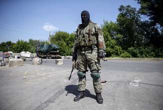 <p>Separatistas do leste afirmam que controlam entre 150 e 200 quilômetros da fronteira entre Ucrânia e Rússia. Na foto, um rebelde pró-Rússia monta guarda em um posto de controle no leste da cidade ucraniana de Kramatorsk, em 4 de junho</p>