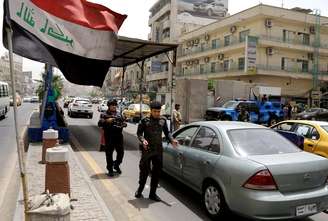 <p>Policiais federais iraquianos montam guarda em um posto de controle em Bagdá, nesta quarta-feira, 11 de junho. A segurança foi reforçada depois que rebeldes tomaram o controle da segunda maior cidade do país e de outros locais, nos últimos dias</p>