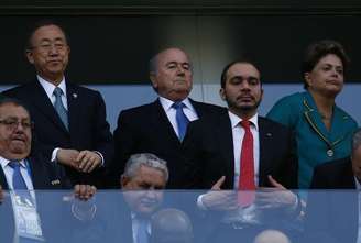 <p>A presidente do Brasil, Dilma Rousseff, ao lado do presidente da Fifa, Sepp Blatter (acima no meio)</p>