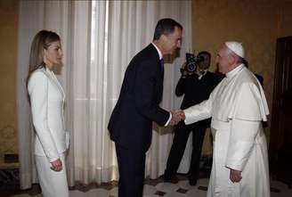 <p>Felipe VI e Letizia foram recebidos pelo papa Francisco durante a primeira visita oficial ao exterior</p>