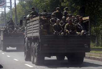 <p>Combatentes pró-russos do chamado batalhão Vostok viajam em caminhões na cidade ucraniana de Donetsk, em 10 de julho</p>