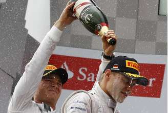 <p>Rosberg despeja champagne em Bottas (à direita)</p>