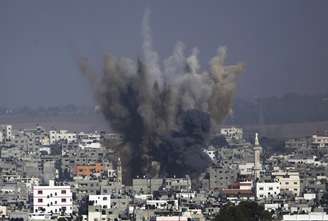 <p>Por bombardeios e tiros, palestinos morrem em mais de duas semanas de conflitos na Faixa de Gaza</p>