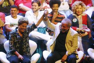 <p>A presidente Dilma Rousseff, candidata à reeleição pelo PT, e o ex-presidente Luiz Inácio Lula da Silva em ato de campanha com artistas no Rio de Janeiro</p>