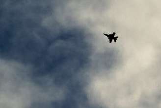 <p>Um avião militar da coalizão liderada pelos EUA voa acima da cidade síria de Kobani, na fronteira Turquia-Síria, em 9 de novembro</p>