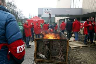 <p>O setor industrial também será afetado; na foto, trabalhadores bloqueiam o acesso à fabrica da Audi</p>