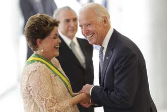 Biden cumprimenta Dilma durante cerimônia de posse nesta quinta-feira