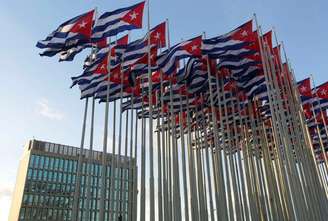 Bandeiras cubanas perto da Seção de Interesses dos EUA em Havana, Cuba, em dezembro. 30/12/2014