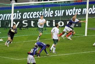 Jogadores da Irlanda reclamam após gol da França marcado em jogada que teve toque de mão de Henry