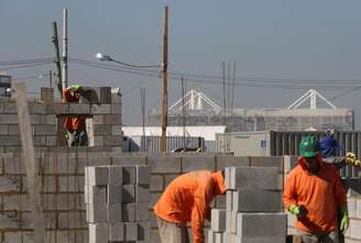 Homens trabalham na construção de casas para 20 famílias no Rio de Janeiro, Brasil
17/6/2016 REUTERS/Ricardo Moraes