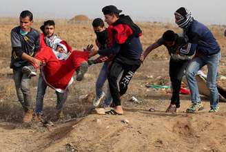 Palestino ferido é retirado de protesto em Gaza 
 22/12/2017   REUTERS/Ibraheem Abu Mustafa 