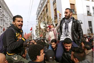 Manifestantes protestam em Túnis, capital da Tunísia
12/01/2018 REUTERS/Zoubeir Souissi