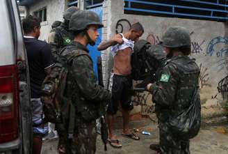 Militares fazem operação em favela do Rio de Janeiro
 8/3/2018    REUTERS/Pilar Olivares