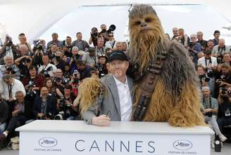Diretor de "Han Solo: Uma História Star Wars" ao lado do personagem Chewbacca no Festival de Cannes 15/05/2018 REUTERS / Regis Duvignau