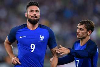 Giroud marcou o primeiro gol na vitória da França por 2 a 0 sobre a Irlanda (Foto: Alberto Pizzoli / AFP)