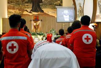 Membros da Cruz Vermelha
28/04/2018 REUTERS/Mohamed Azakir