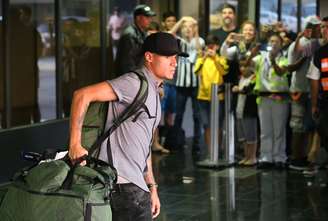 Meia Philippe Coutinho puxa sua bagagem no aeroporto do Rio de Janeiro