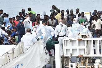 Deslocados externos chegam à Itália no navio Diciotti, em junho