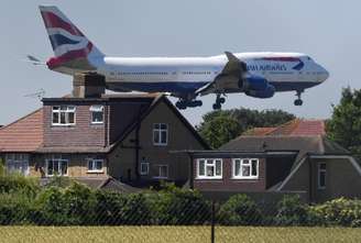 Companhia aéreas do Reino Unido multarão passageiros bêbados que causarem problemas 