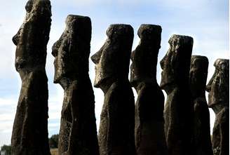 Estátuas Moai em Ahu Akivi, na Ilha de Páscoa 31/10/2003 REUTERS/Carlos Barria