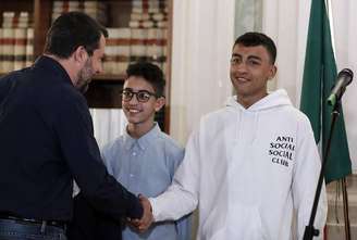Matteo Salvini cumprimenta Adam El Hamami e Ramy Shehata, durante encontro no Ministério do Interior, em 27 de março