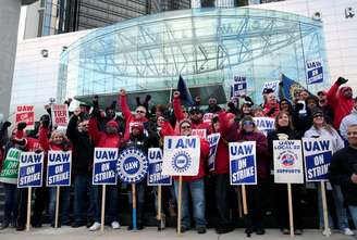 Membros do UAW na frente da sede da GM em Detroit
17/10/2019
REUTERS/Rebecca Cook