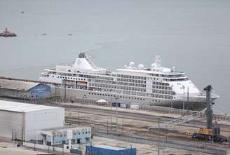Navio de cruzeiro em que estava turista canadense diagnosticado com covid-19 no Recife
13/03/2020 REUTERS/Hesiodo Goes