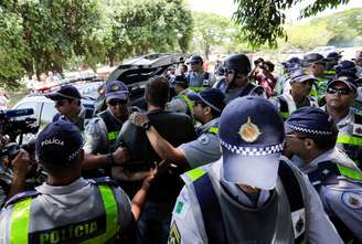 Policiais prendem apoiadores do presidente venezuelano Nicolas Maduro em frente à embaixada da Venezuela em Brasília 
13/11/2019
REUTERS/Sergio Moraes