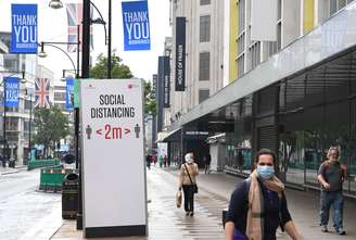 Uma placa de distanciamento social na Oxford Street, em Londres, após a introdução de medidas para tirar a Inglaterra do confinamento.