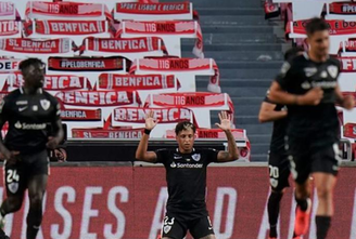Cryzan comemorando seu gol contra o Benfica (Foto: Divulgação/Santa Clara)