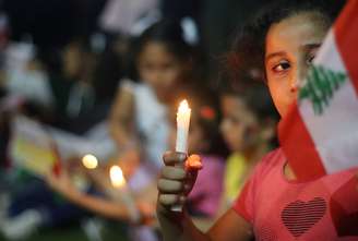 Crianças palestinas acendem velas em solidariedade ao povo libanês após explosão na região portuária de Beirute
05/08/2020
REUTERS/Ibraheem Abu Mustafa