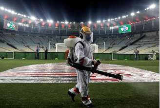 Funcionário desinfecta campo do Maracanã durante jogo do Campeonato Carioca
08/07/2020
REUTERS/Ricardo Moraes