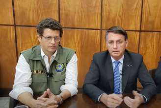 O presidente Jair Bolsonaro e o ministro do Meio Ambiente, Ricardo Salles, em live nesta quinta-feira, 24