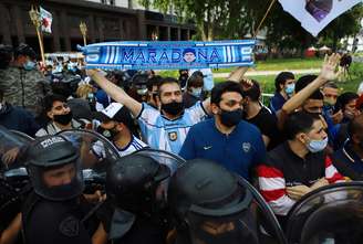 Pessoas se aglomeram para o velóeio de Diego Maradona na Casa Rosada, em Buenos Aires
26/11/2020 REUTERS/Matias Baglietto