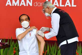 O presidente da Indonésia, Joko Widodo, recebendo uma dose da vacina