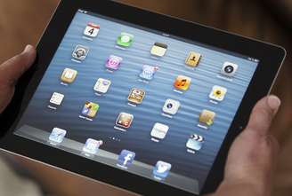 Uso de iPad, da Apple, em Bordeaux, França 
04/02/2013
REUTERS/Regis Duvignau 