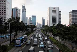 Tráfego de veículos por avenida de Jacarta, Indonésia 
08/06/2020
REUTERS/Willy Kurniawan