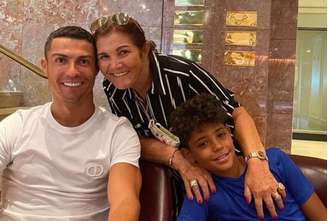 Cristiano Ronaldo ao lado da mãe e filho (Foto: Reprodução)