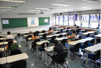 Estudantes no campus da USP para prova da FUVEST, na cidade da São Paulo, SP, neste domingo, 12
