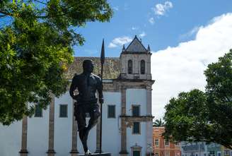 O monumento localizado na Praça da Sé, em Salvador, foi criado para homenagear Zumbi dos Palmares