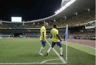 Richarlison comemora o gol de Rodrygo. No 5 a 1, atacante do Tottenham passa em branco -