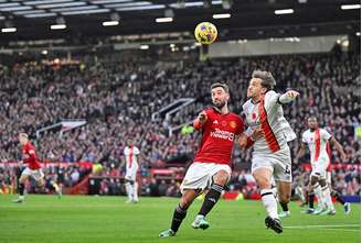 Bruno Fernandes (de vermelho, do United)  luta pela bola com Lockyer, do Luton Town  –