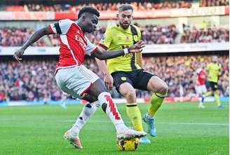 Saka (do Arsenal, de vermelho) recebe a marcação de  Charlie Taylor , do Burnley –