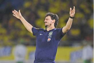 Brasil venceu apenas Bolívia e Peru sob o comando de Fernando Diniz –