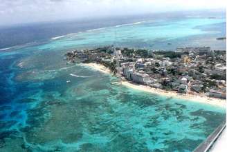 San Andrés tem cerca de 26 quilômetros quadrados de terra rodeado do chamado "mar de sete cores" , sendo uma autêntica ilha do Caribe. É um destino acessível e democrático, com poucas hospedagens de luxo, que unem turistas e moradores locais.