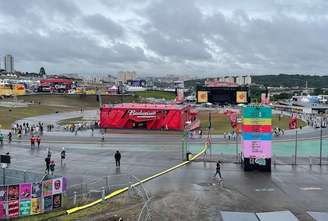 Segundo dia de Lollapalooza começa com Autódromo de Interlagos vazio e chuva fina.