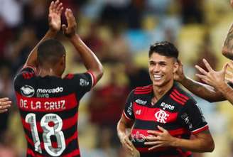 De La Cruz e Luiz Araújo comemoram gol do Flamengo 