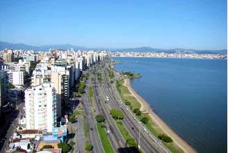 Com cerca de 500 mil habitantes, Florianópolis tem praias lindas, muito apreciadas por moradores e visitantes.