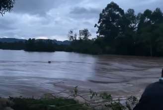 Mulher é arrastada pela correnteza durante temporal no Sul